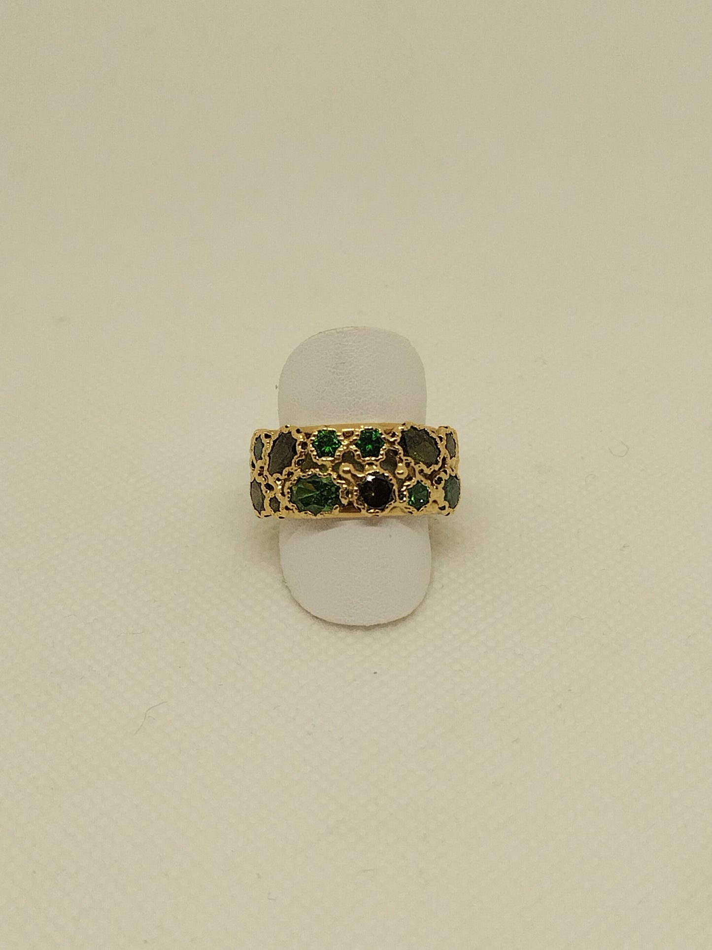 Anello a fascia tipo traforo con tormalina verde
